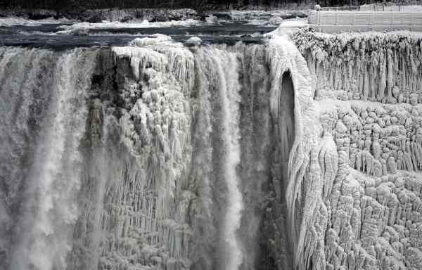 تصاویری بی نظیر از یخ زدن آبشار نیاگارا