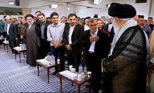 کارکرد اصلی شعر حضور و اثرگذاری بر خلوت ذهن و تغذیه فکری مخاطبان است/ “هویت فرهنگی” اصل و منشا حیات یک ملت است/ آمریکا و انگلیس از حمله به غزه حمایت می‌کنند