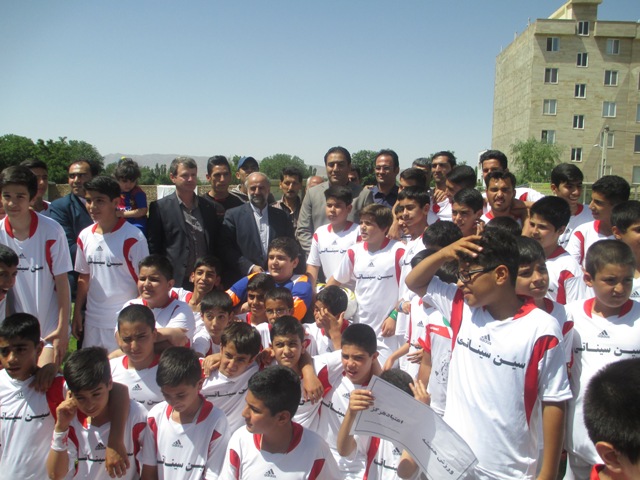 افتتاح مدرسه فوتبال با حضور سرمربی تیم ملی جوانان درشهرستان خرم دره+تصاویر