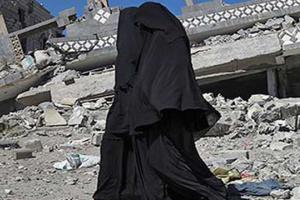 فیلم/ بازداشت یک داعشی در لباس زنانه