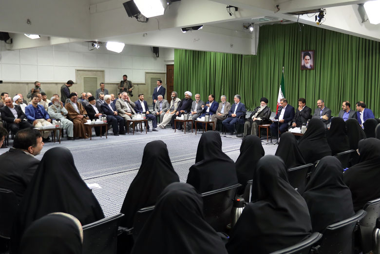بکوشید شعر فارسی عفیف، حکمت‌آمیز و امیدآفرین باقی بماند