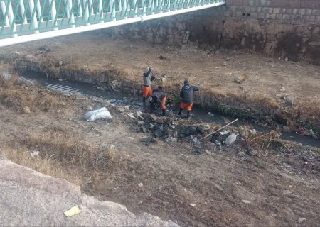 اجرای طرح لایروبی انهار شهر خرم‌دره