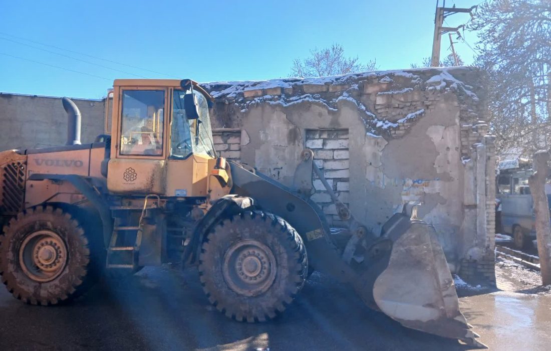 تخریب مغازه‌های حاشیه میدان آزادی خرم‌دره