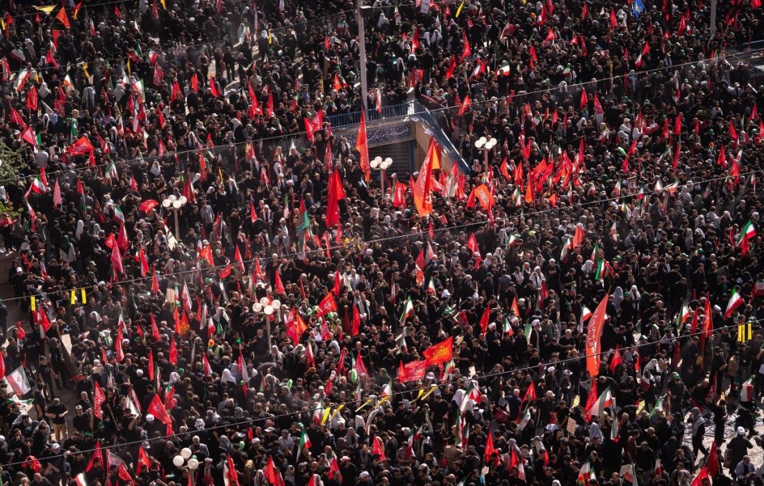 اقامه نماز بر پیکیر امام شهید