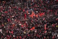 اقامه نماز بر پیکیر امام شهید